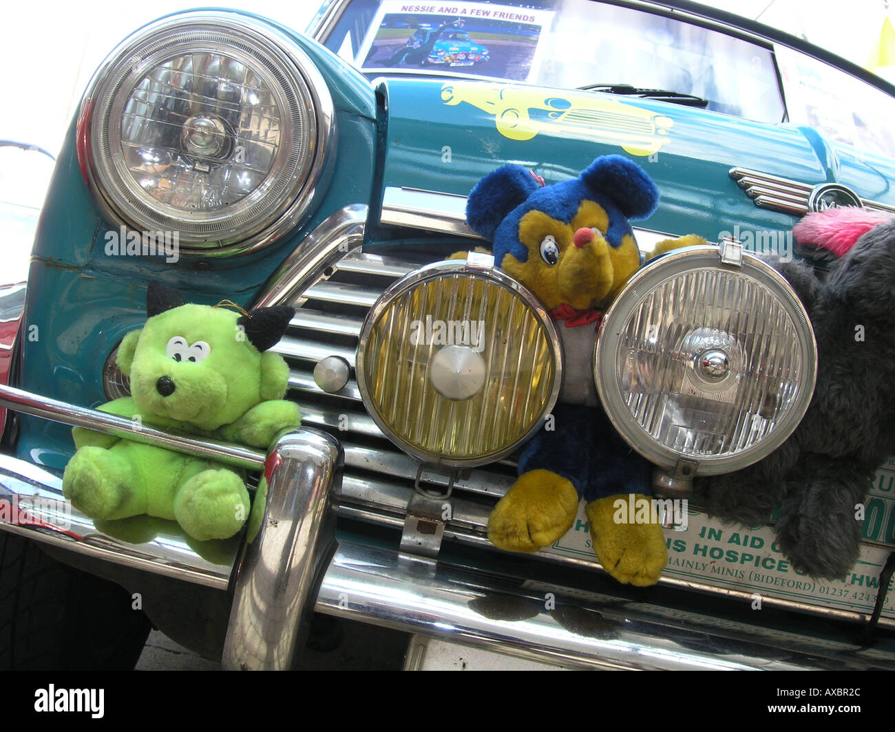 Détail de l'avant avec Mini bleu peluches derrière bouclier avant Banque D'Images