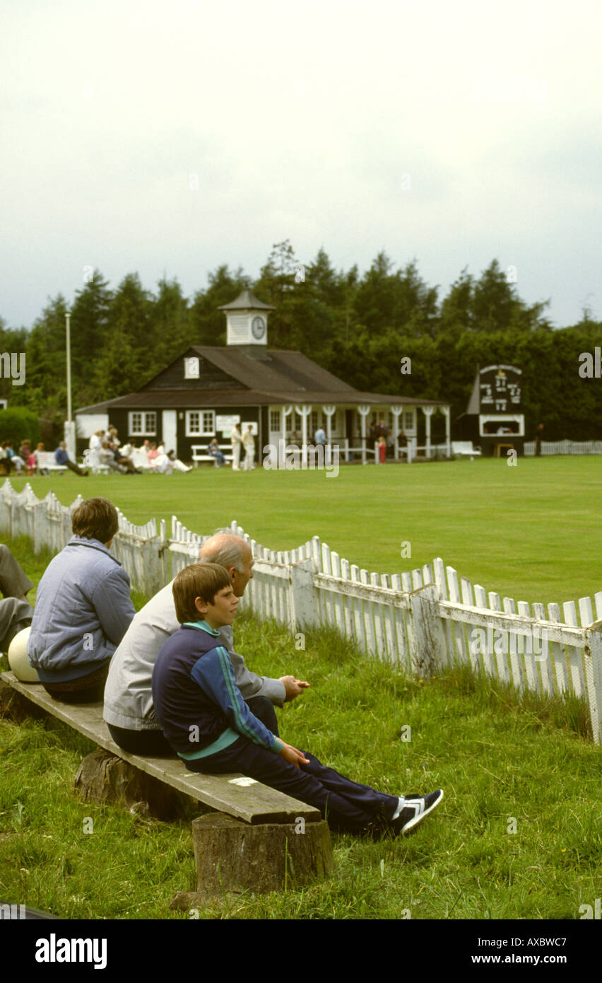 UK Wales Clwyd sport Marchweil les spectateurs et le terrain de cricket Hall pavilion Banque D'Images