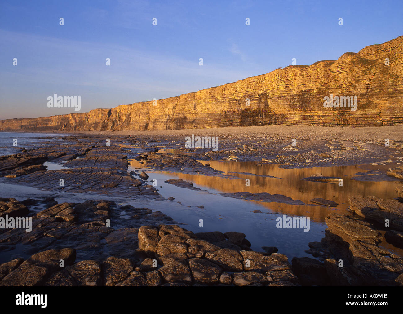 Nash et falaises Point Rocky beach at sunset Vallée de Glamorgan Heritage Coast South Wales UK Banque D'Images