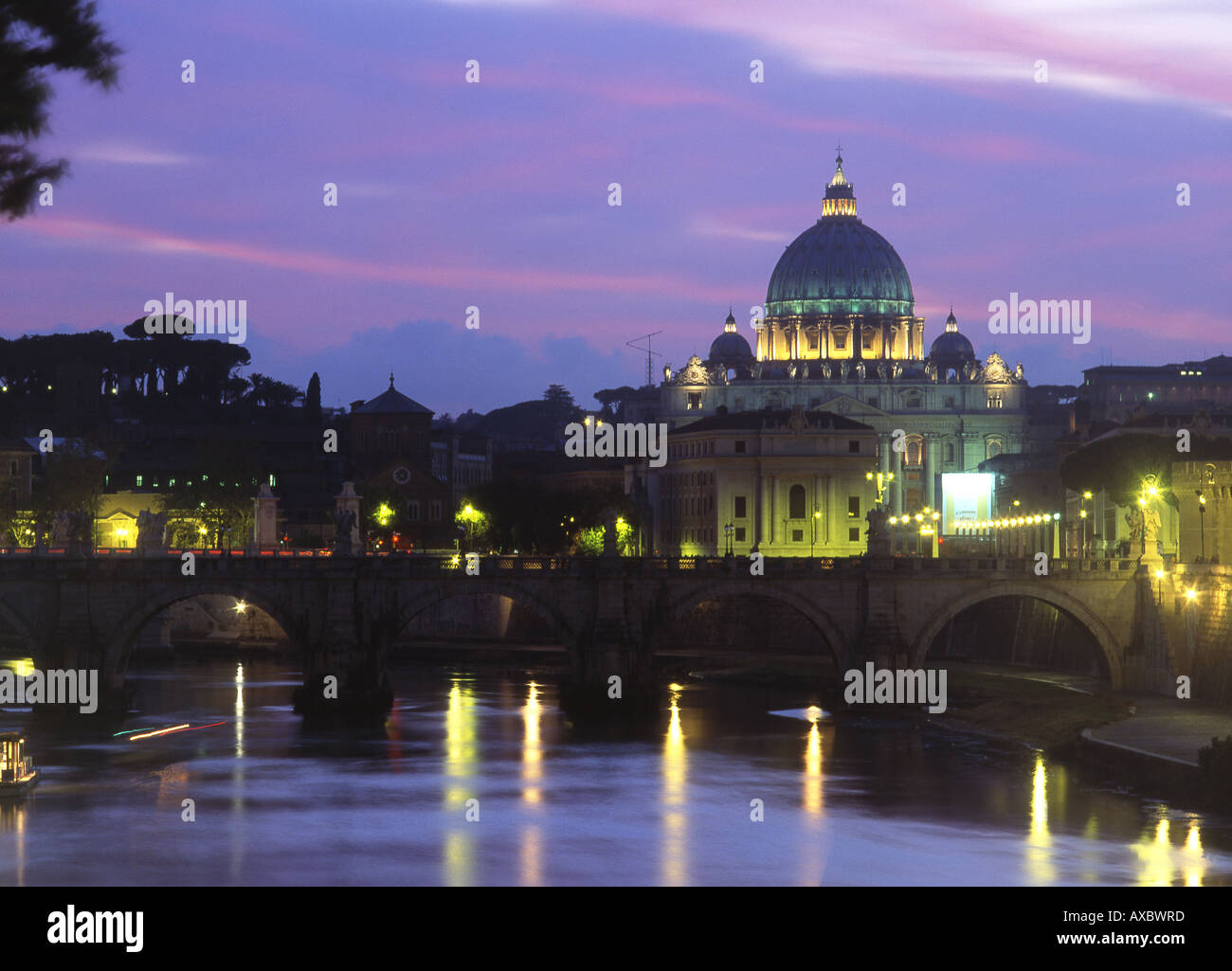 La Basilique St Pierre Ponte Sant'Angelo et la Cité du Vatican nuit vue Tibre Rome Italie Banque D'Images