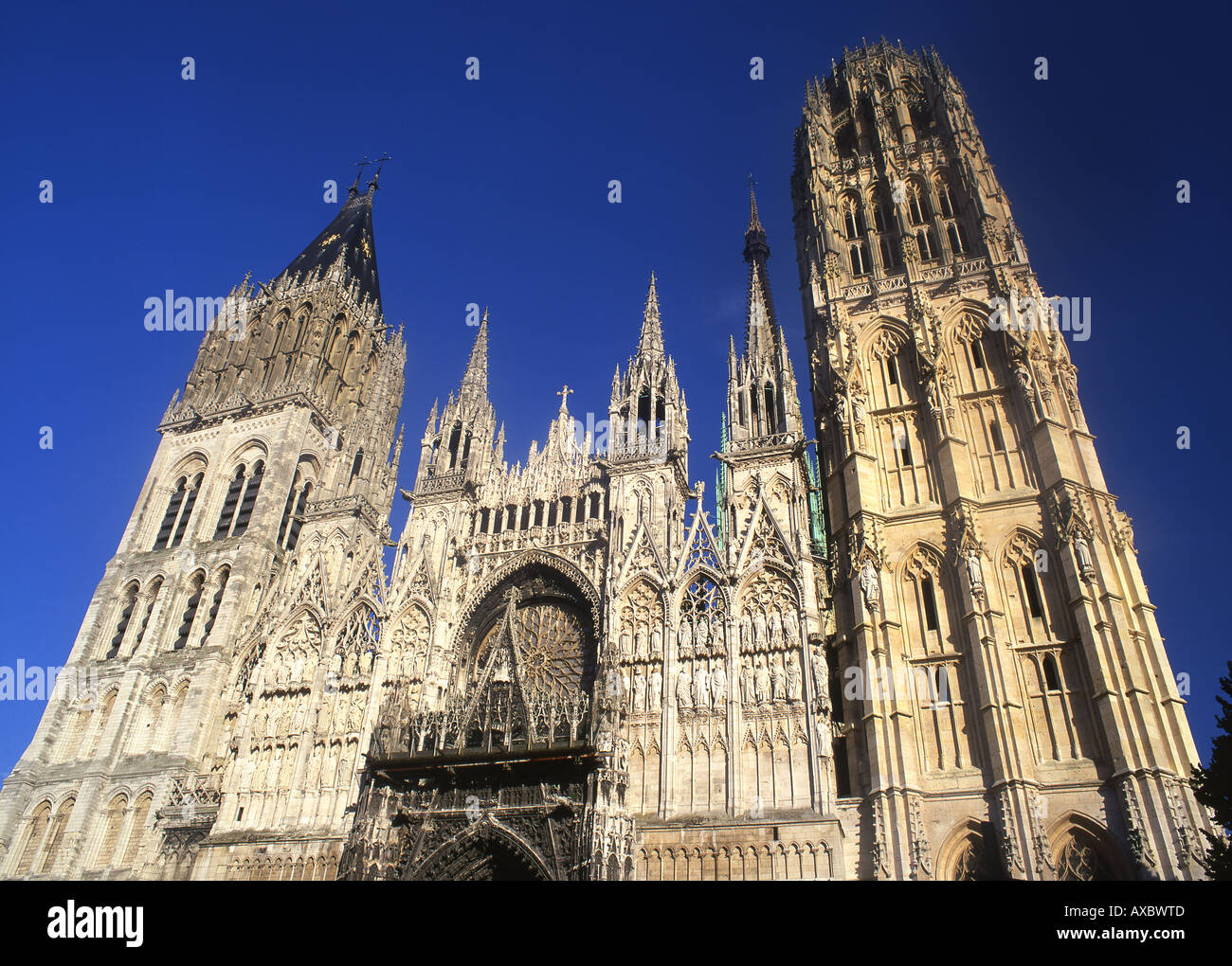 La Cathédrale de Rouen façade ouest dans la soirée du soleil en Seine Maritime Normandie France Banque D'Images