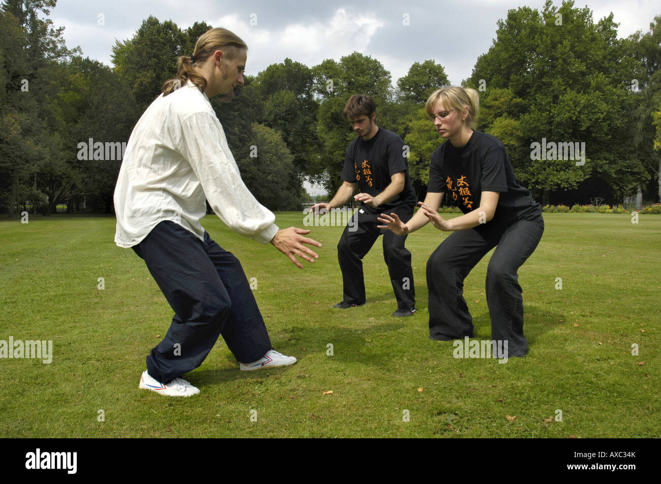 Un enseignant de Tai Chi les apprenants dans un parc, en Allemagne, en Bavière, Bad Kissingen Banque D'Images