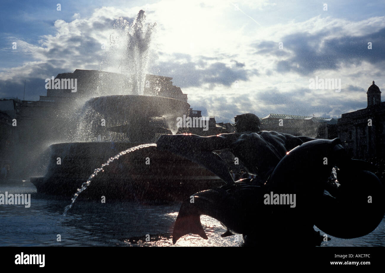 Silhouetté fontaines à Trafalgar Square Londres Angleterre Banque D'Images