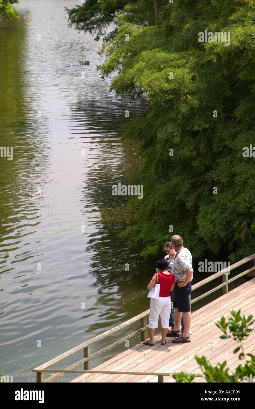 Famille appréciant le paysage paisible du parc ensemble par une journée ensoleillée, USA. Banque D'Images