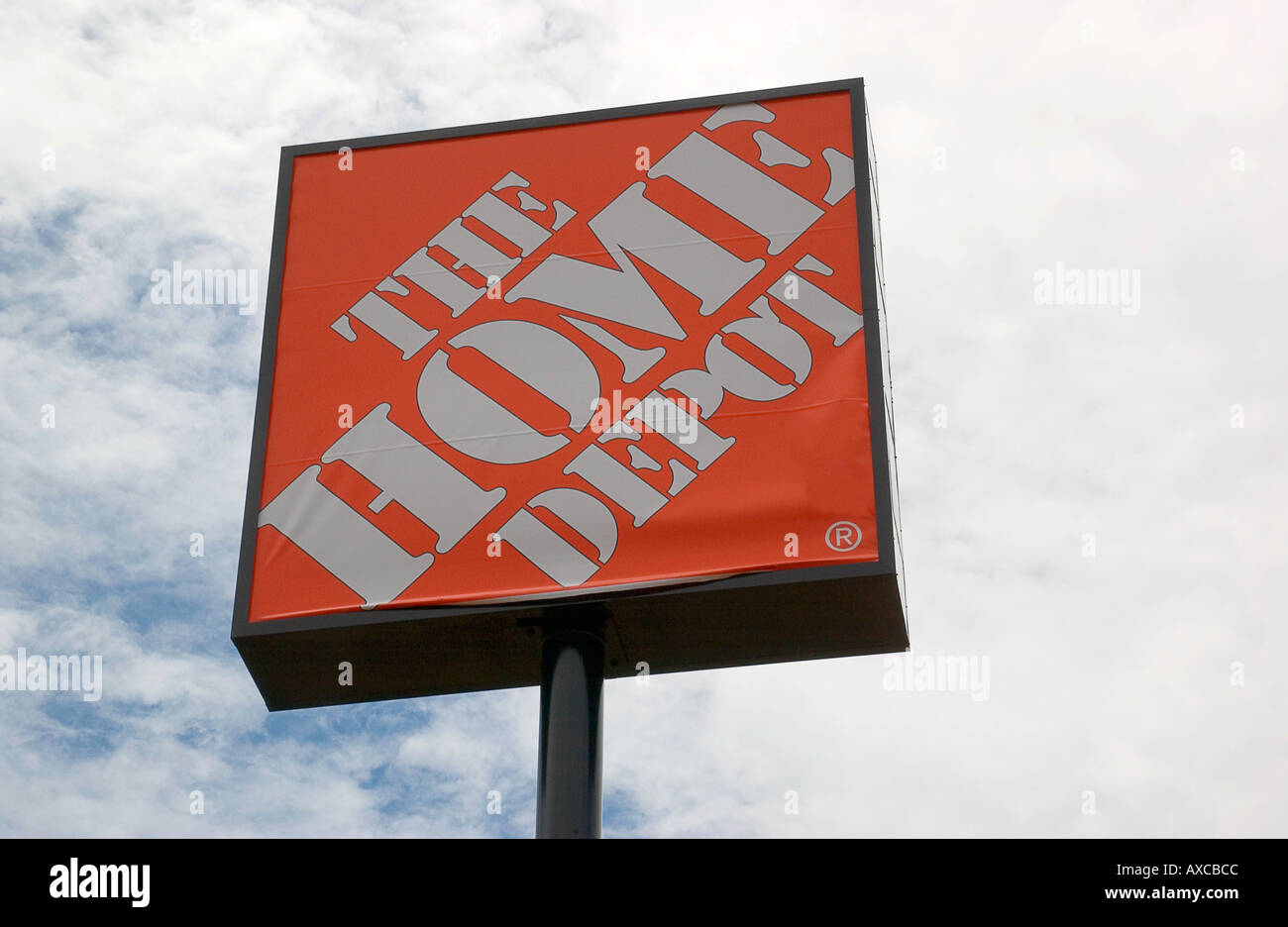 L'enseigne du magasin de détail Home Depot sous un ciel nuageux, symbolisant le commerce de détail américain de rénovation domiciliaire, États-Unis. Banque D'Images