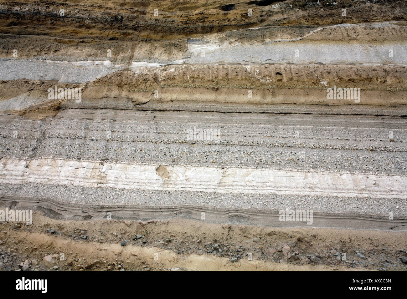 Couches de cendres volcaniques exposée dans une coupe la route avec le défaut en haut à gauche Banque D'Images