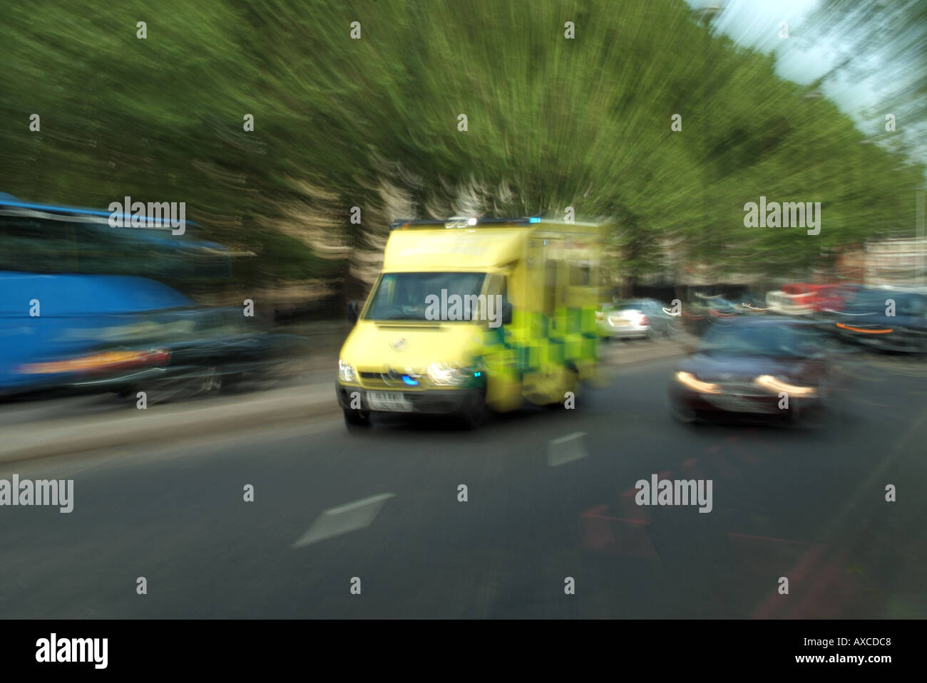 London UK NHS ambulance sur appel d'urgence National Health Service ambulancier avec équipage à bord répondant à l'appel 999 roulant à l'effet de flou de la vitesse Banque D'Images