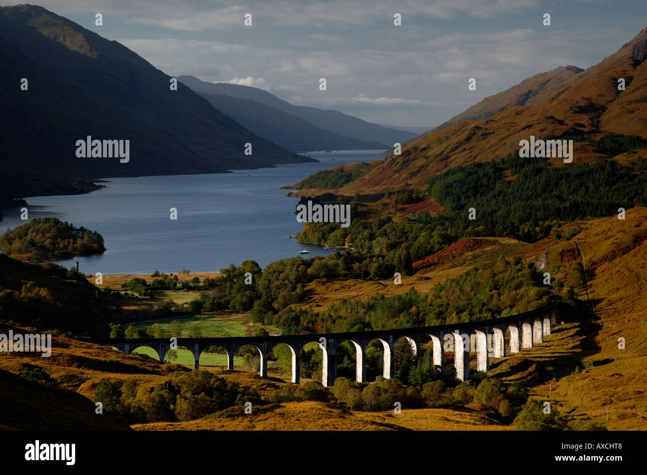 Viaduc de Glenfinnan dans le premier plan avec Loch Shiel en arrière-plan Banque D'Images