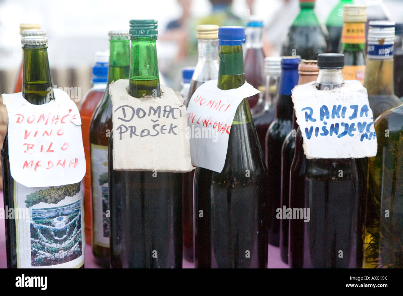 L'alcool fait maison à vendre en Croatie Photo Stock - Alamy