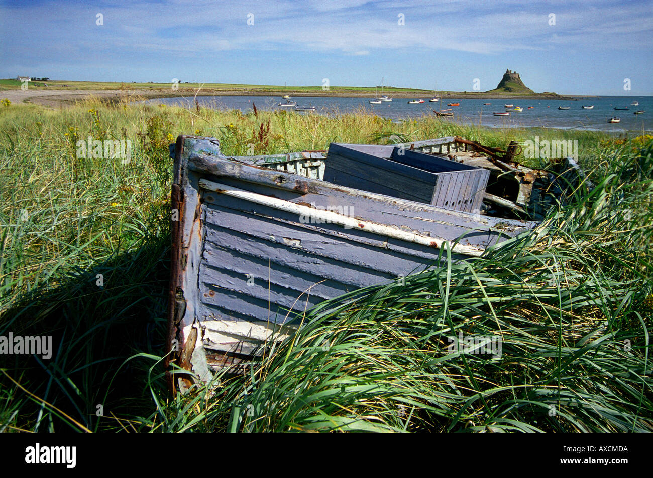 Château de Lindisfarne et le bateau de pêche abandonnés 'Magpie' Banque D'Images