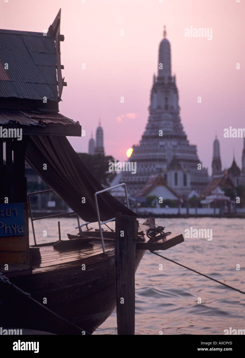 Bateau sur la rivière Chao Phraya à Bangkok Thaïlande Wat Arun Banque D'Images