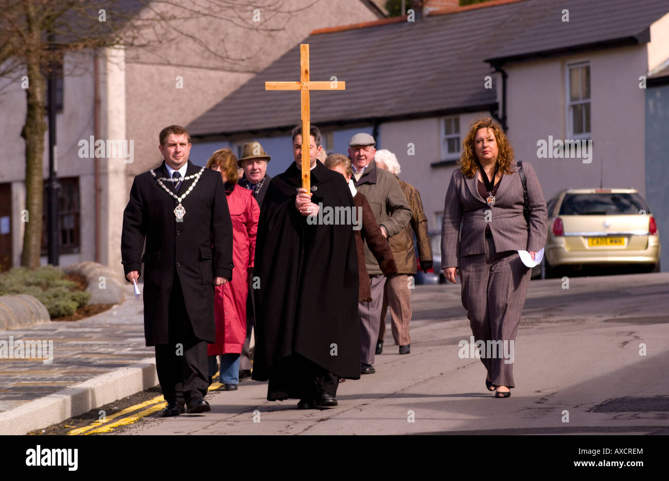 Le Conseil des Eglises de Blaenavon Le Vendredi Saint procession de témoignage silencieux à travers le centre-ville de Blaenafon Torfaen South Wales UK UE Banque D'Images