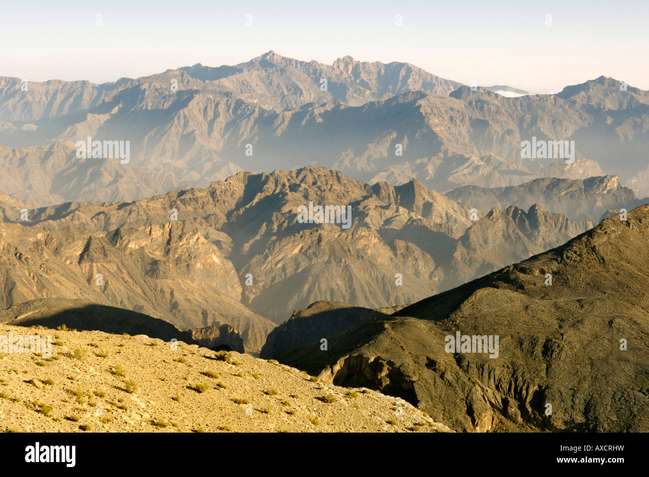 Vue sur le Djebel Akhdar vont de Sharaf Al Amein dans l'ouest des monts Hajar en Oman. Banque D'Images