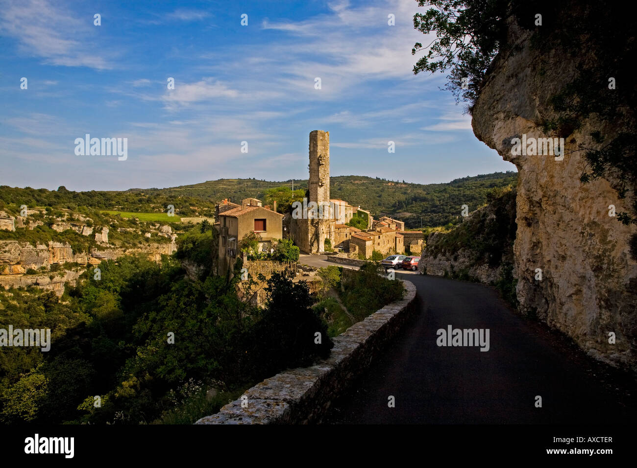 Candela, le reste de la tour de la forteresse Cather, dans le village de Minerve, Languedoc-Roussillon, France Banque D'Images