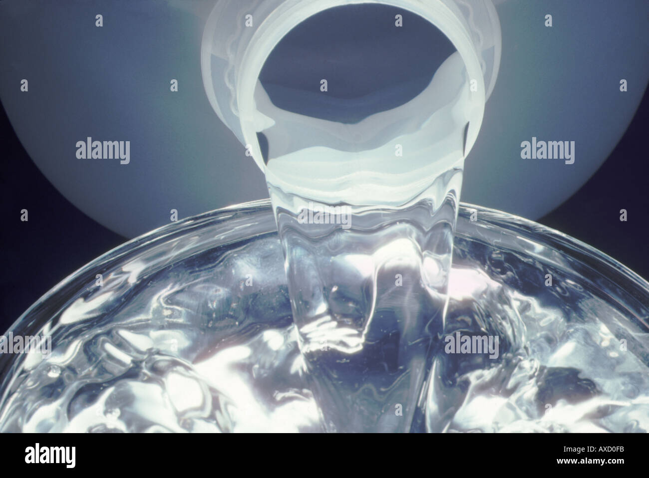 L'eau en bouteille et verser dans le verre Banque D'Images