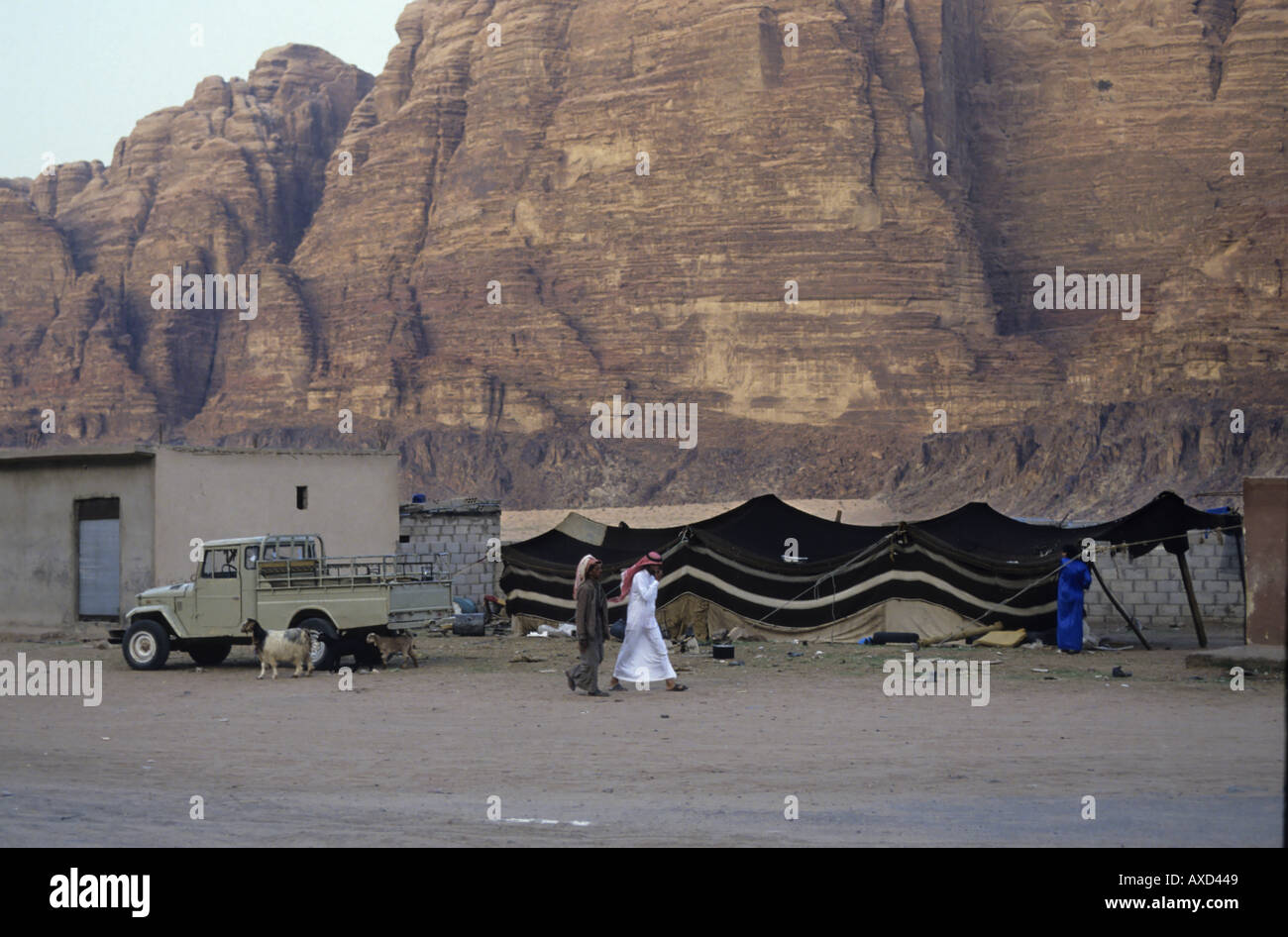 La Jordanie Wadi Rum Bédouins et des tentes avec un quatre roues motrices dans le désert Banque D'Images