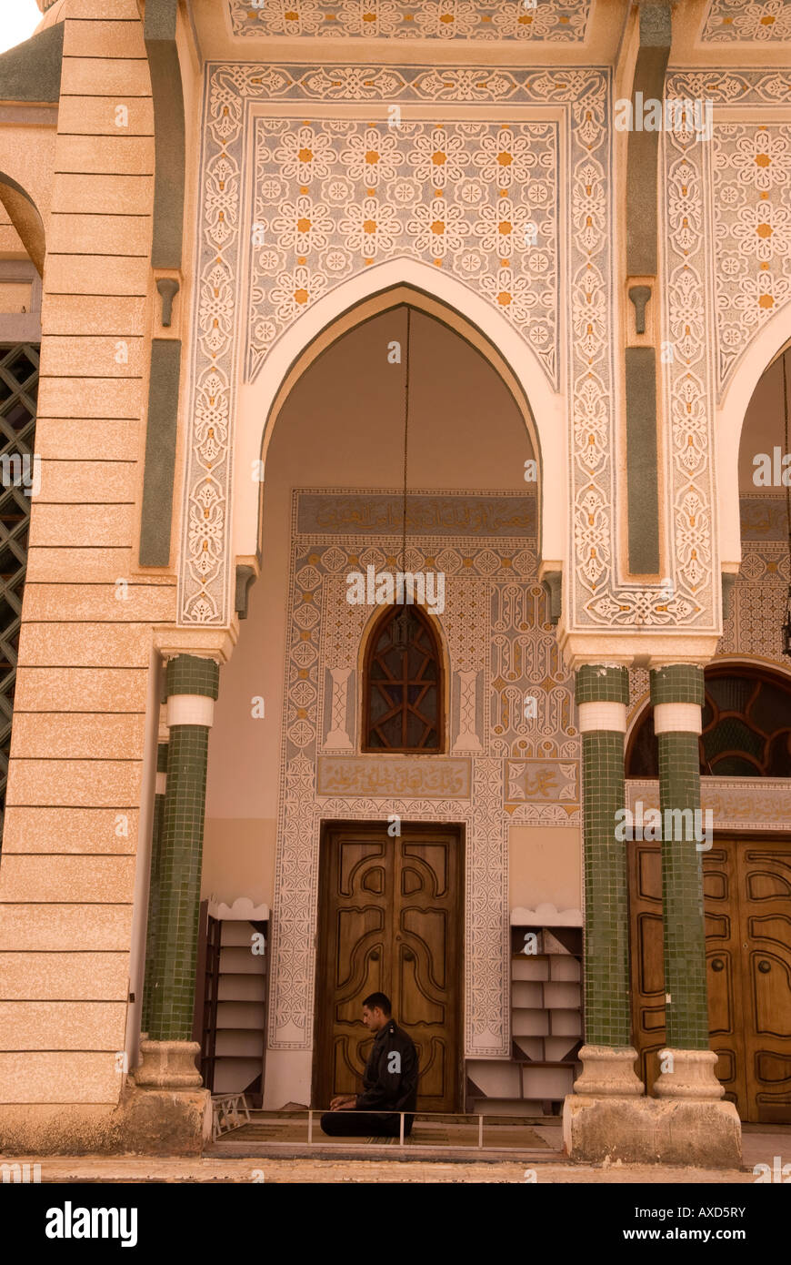 Policier Local priaient à la nouvelle mosquée dans la ville moderne de Ghadamès Libye Banque D'Images