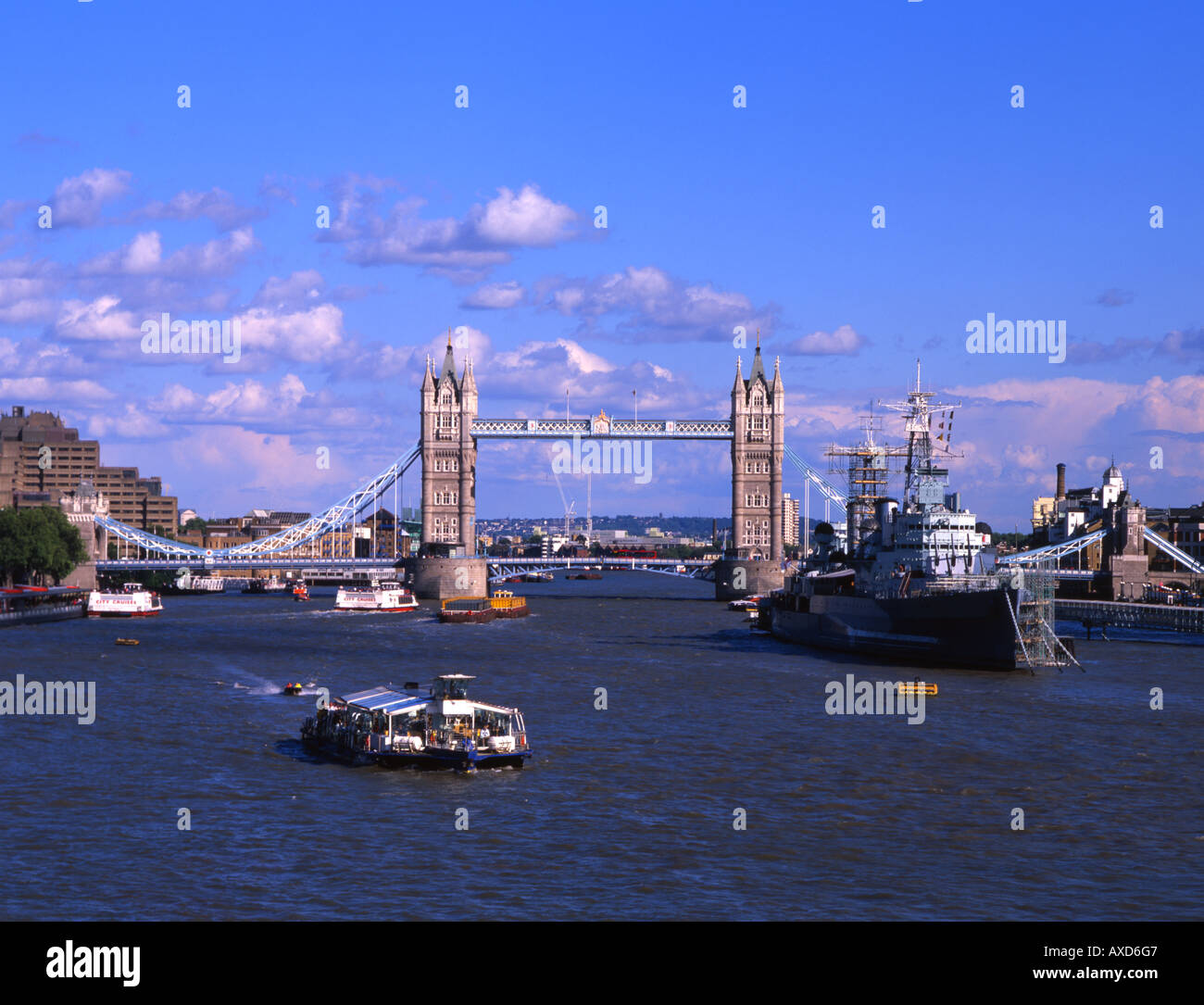 Tower Bridge et HMS Belfast sur la Tamise avec ferry des toursits sur une croisière sur la rivière. Banque D'Images