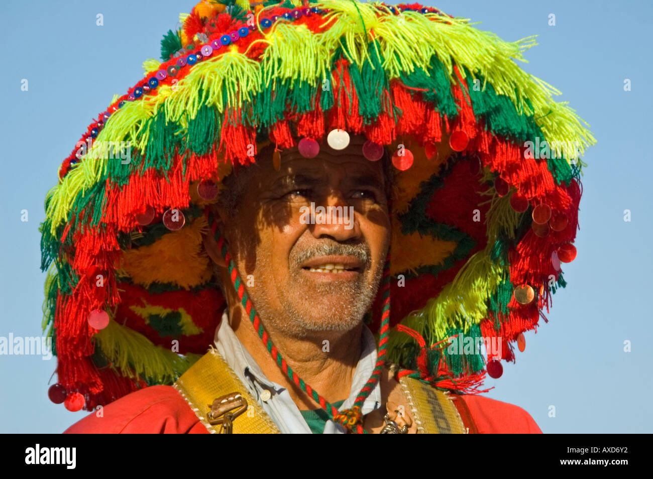 Portrait d'un horizontal de l'eau dans son transporteur traditionnel costume  coloré et d'énormes hat contre un ciel bleu dans le Nord de l'Afrique Photo  Stock - Alamy