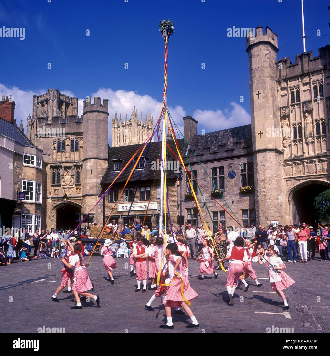 Mayday maypole dance en place près de la cathédrale de Wells Banque D'Images