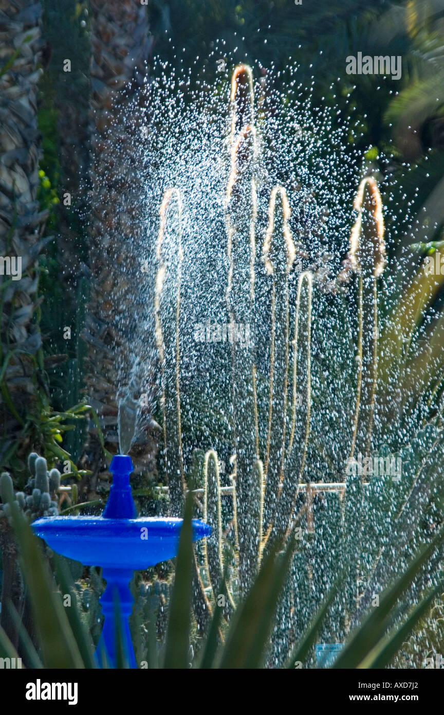 Close up vertical d'un bleu lumineux fontaine avec un jet d'eau brillait au  soleil Photo Stock - Alamy