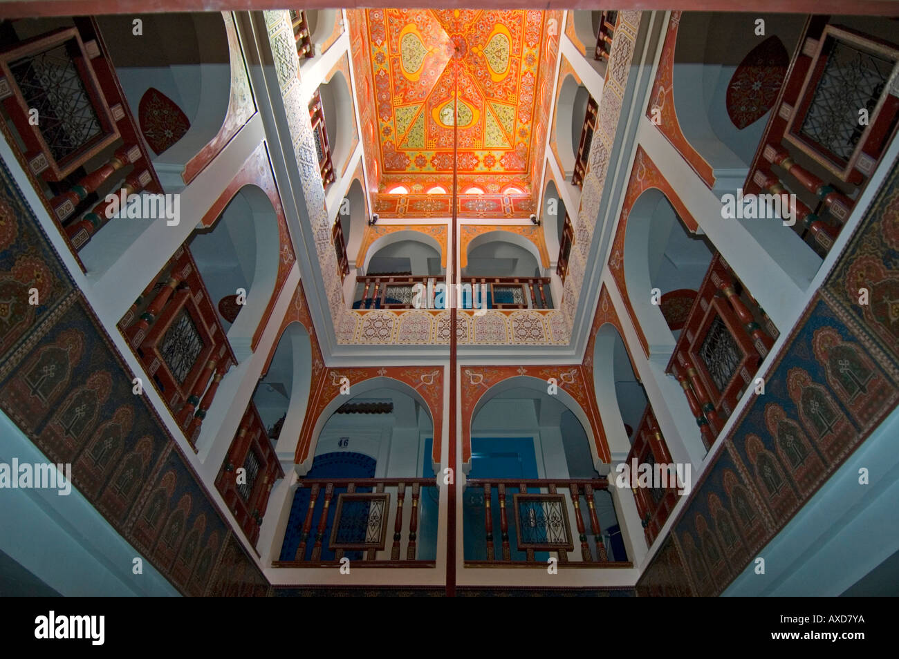 Vue intérieure horizontale d'un plafond décoré et très cossue de style mauresque riad à Marrakech. Banque D'Images
