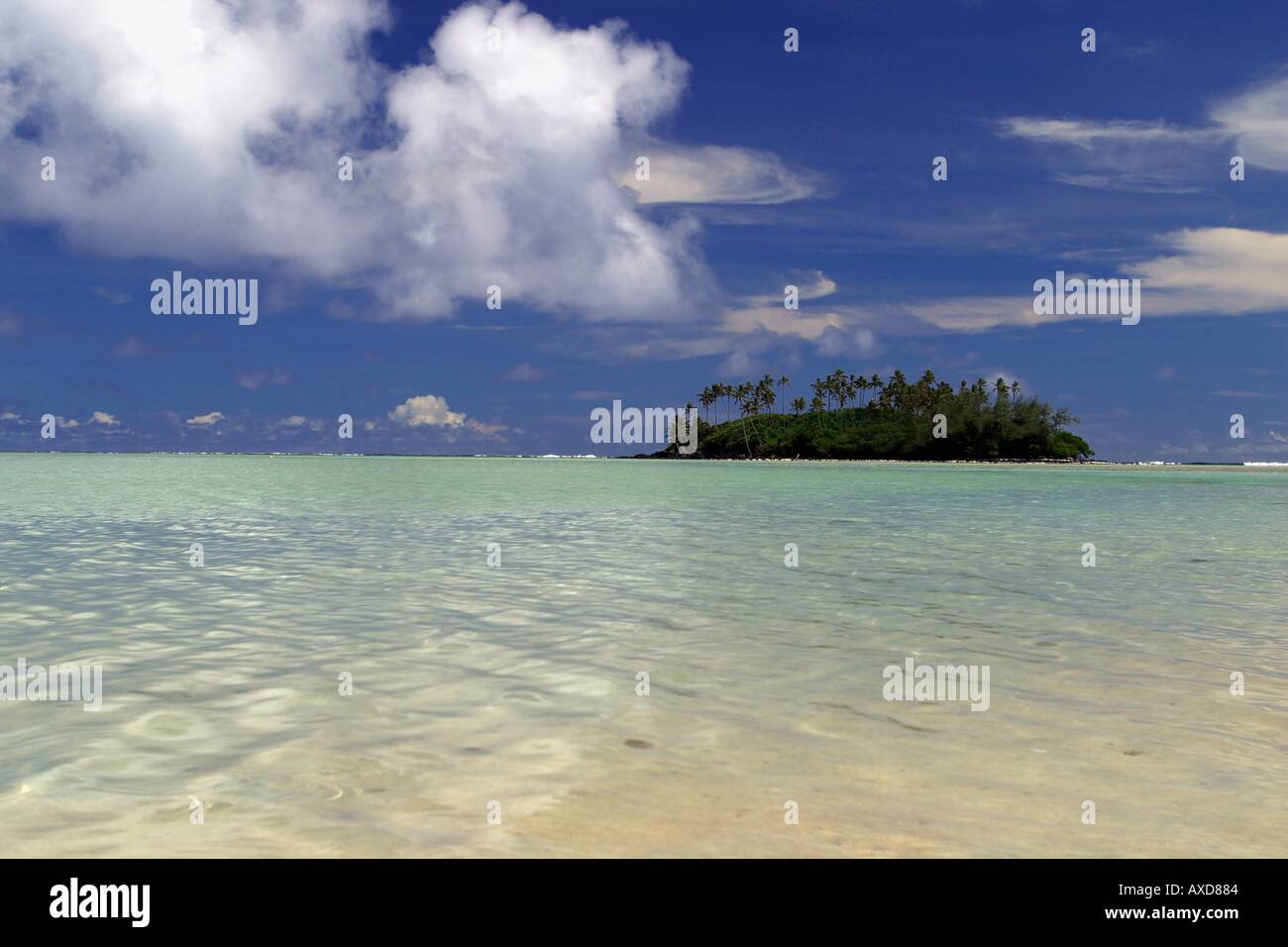 La petite île de Motu Taakoka se trouve juste à l'intérieur du lagon au large de l'angle sud-est de Rarotonga aux îles Cook Banque D'Images