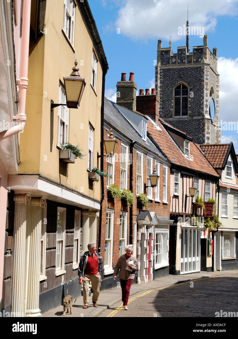 COUPLE WALKING DOG le long de Princes Street Norwich NORFOLK EAST ANGLIA ANGLETERRE UK Banque D'Images