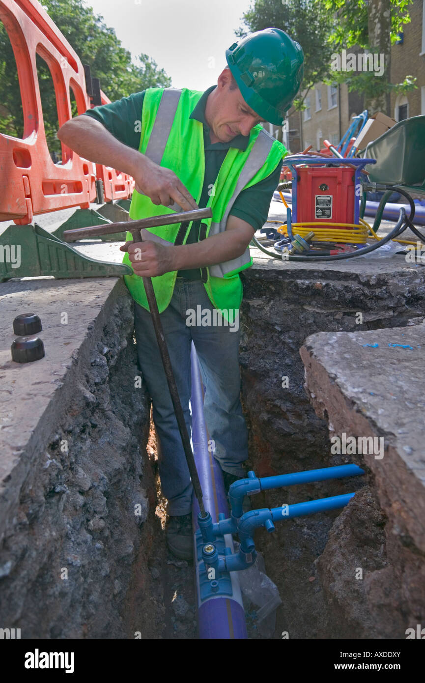 La réhabilitation d'une alimentation en eau de la ville par le remplacement d'un tuyau en victorienne souterrain système avec tube polyéthylène moderne. Banque D'Images