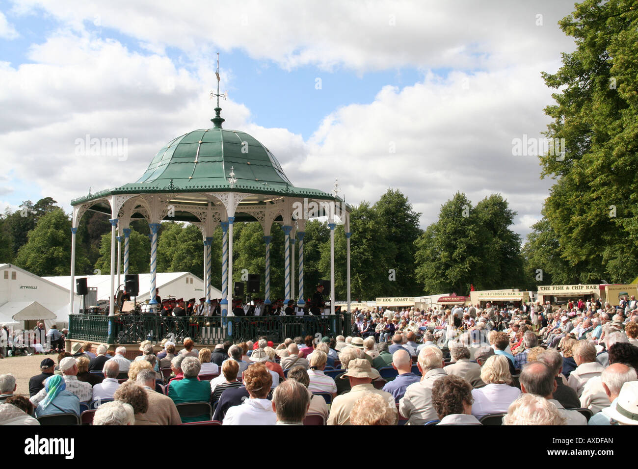 Devant un auditoire encore de loi sur le kiosque au Shrewsbury Flower Show Banque D'Images