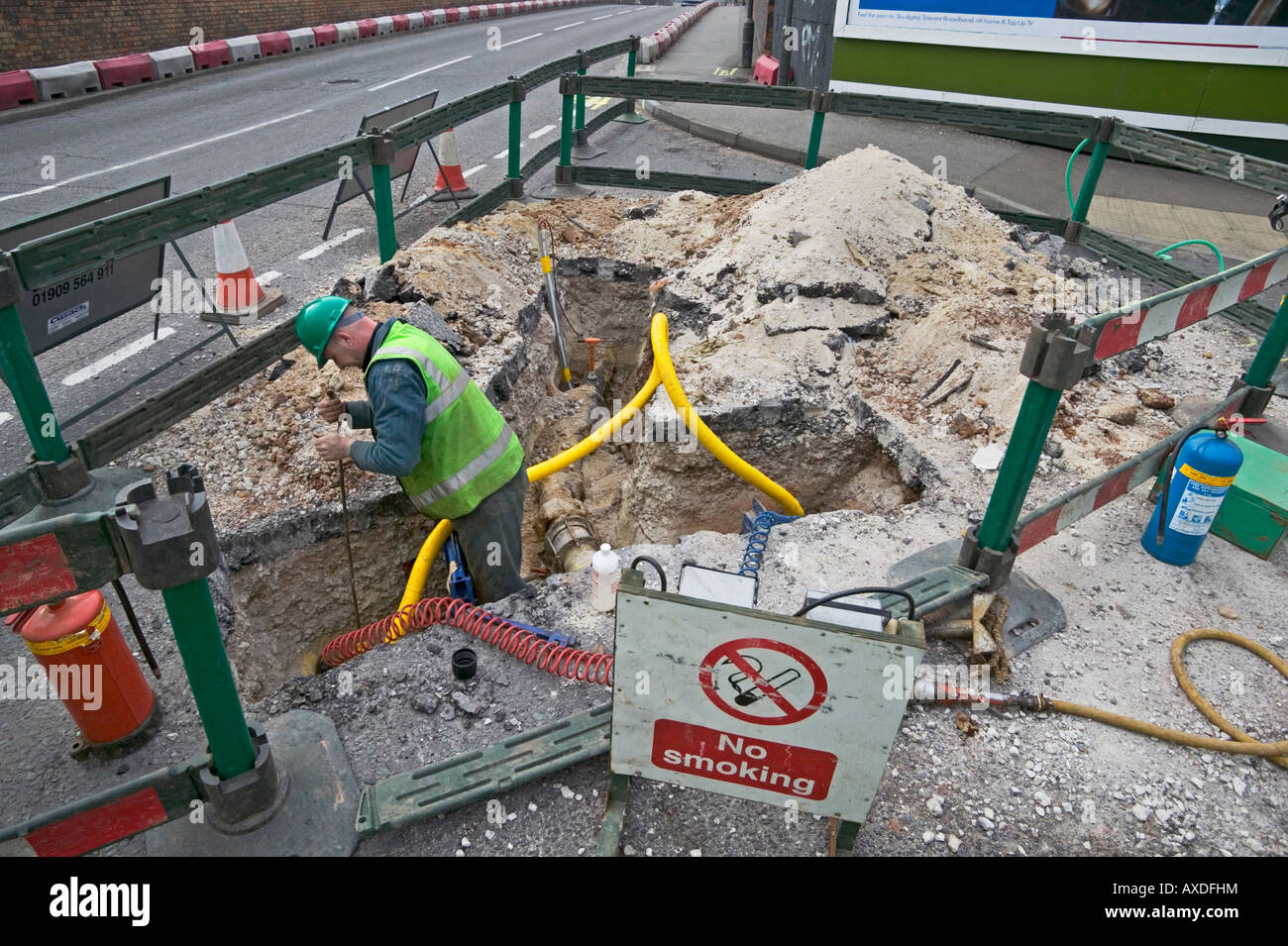 La réhabilitation d'une ville, l'approvisionnement en gaz naturel en remplaçant la détérioration des tuyaux en fonte victorienne avec tube polyéthylène moderne. Banque D'Images