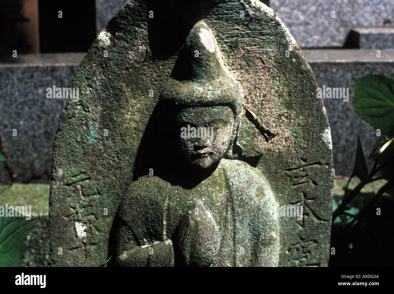 Une pierre tombale Kita Kamakura au Japon Banque D'Images