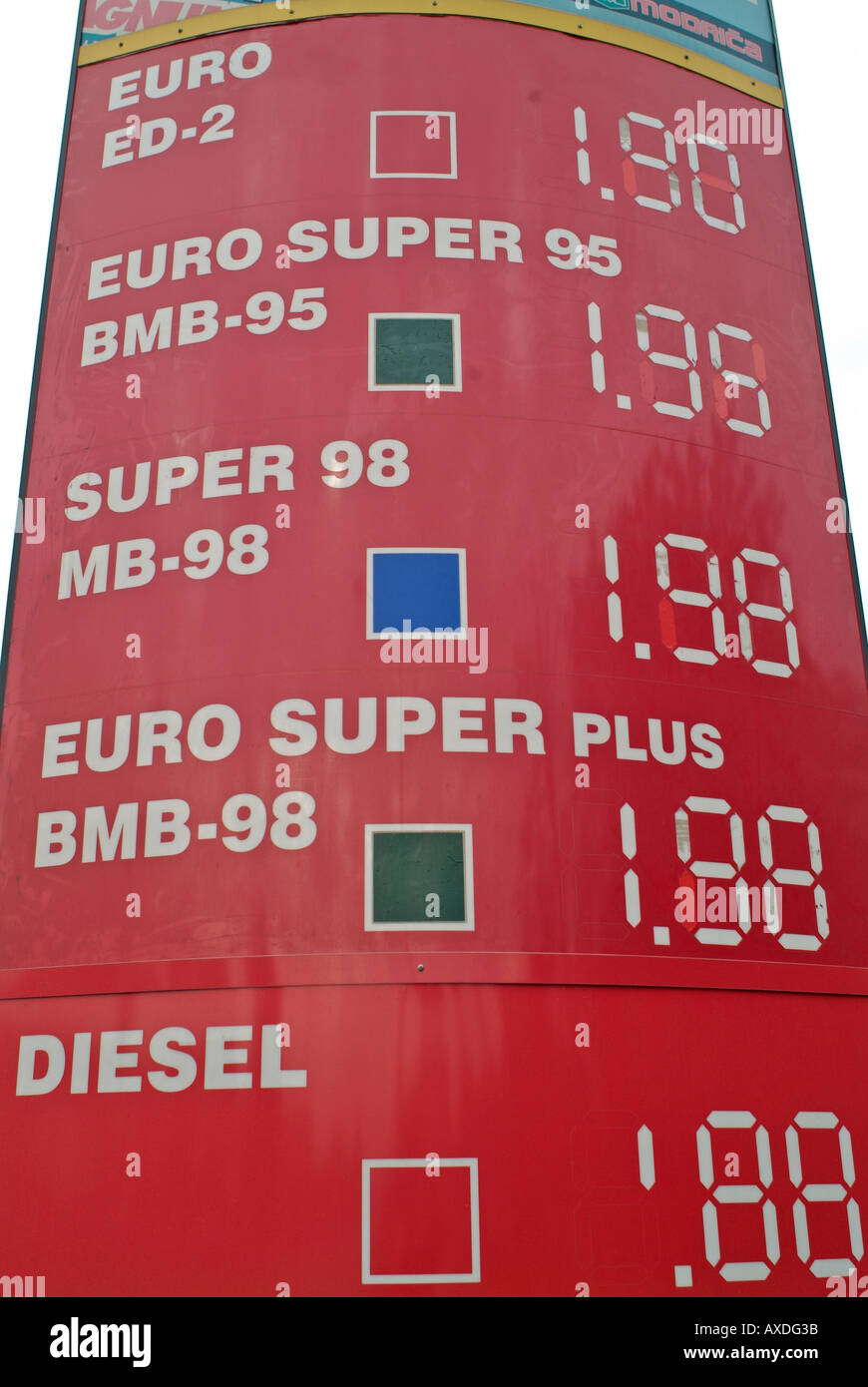 Le prix du carburant sur un panneau à une station service Banque D'Images