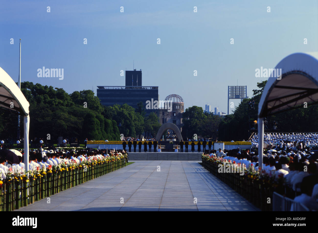 6 août Cérémonie au Parc de la paix, Hiroshima, Japon. Le dôme de la bombe atomique dans l'arrière-plan est un UNESCO World Heritage Site. Banque D'Images