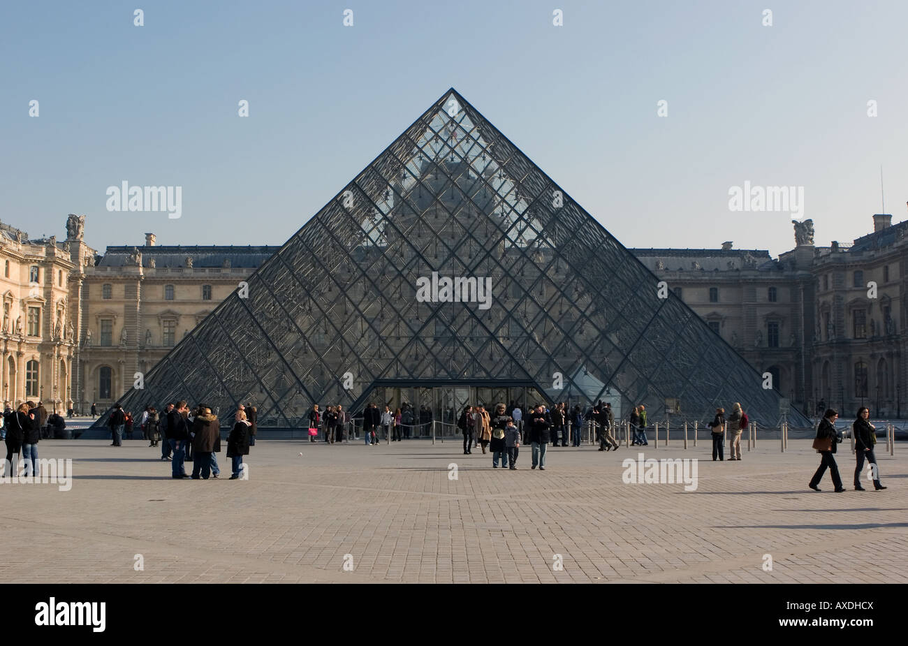 La pyramide de verre conçu par I.M. Pei qui est au-dessus de l'entrée au Musée du Louvre dans le centre de Paris, France Banque D'Images