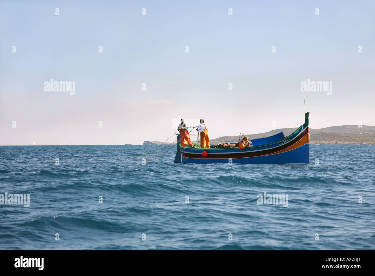 Pêcheur au large de la côte de l'île de Gozo, à Malte Banque D'Images
