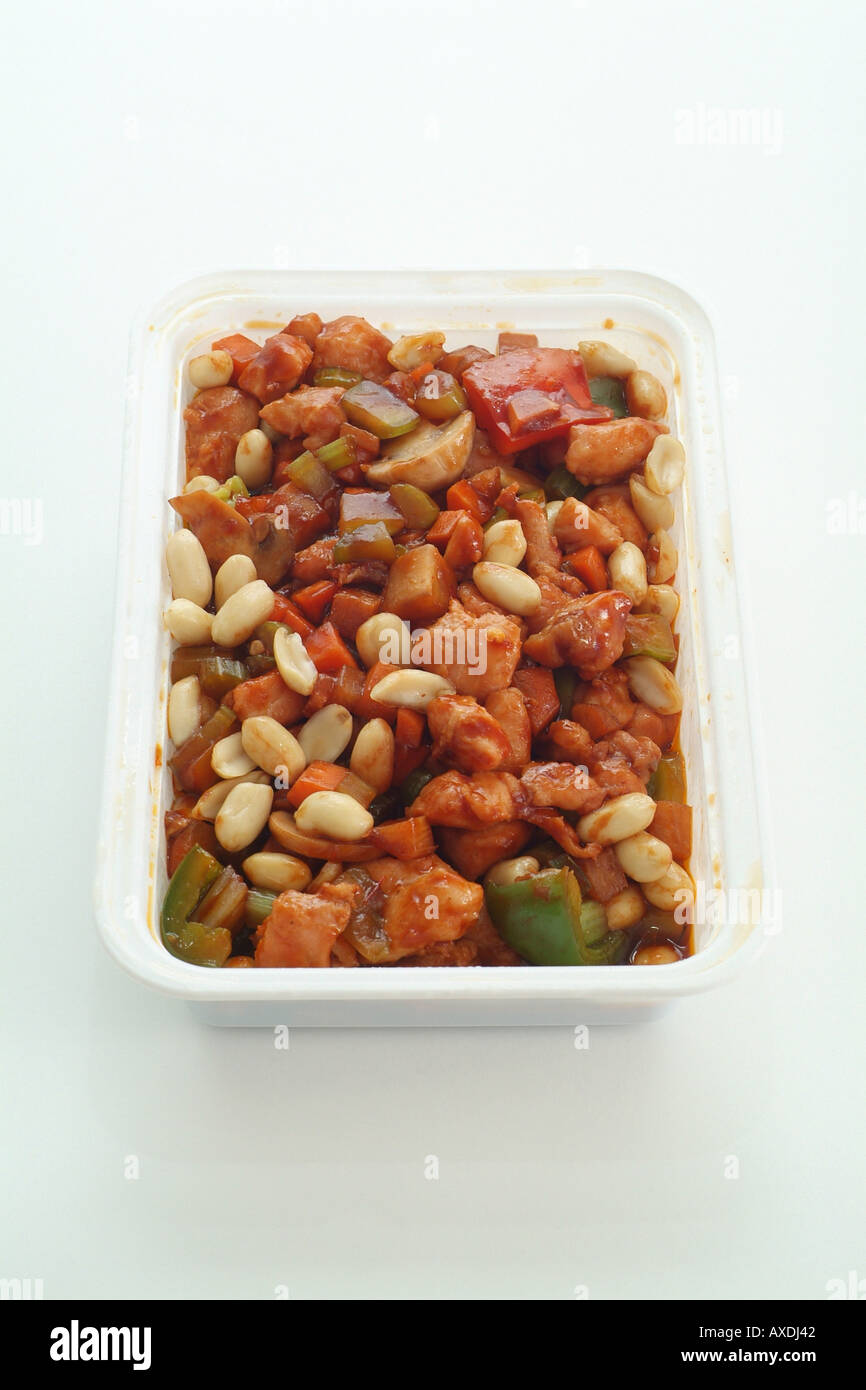 Prendre hors plat chinois Kung Po sur fond blanc de poulet grillé avec des arachides et légumes Banque D'Images