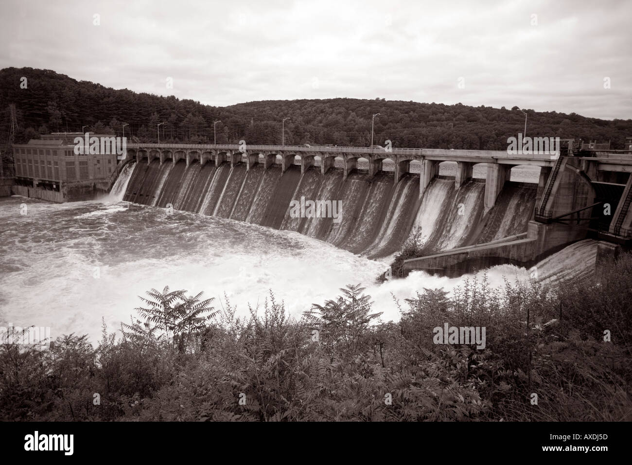 L'énorme barrage de Stevenson entre Monroe et Seymour Texas USA ici le barrage portes sont ouvertes après de fortes pluies Banque D'Images