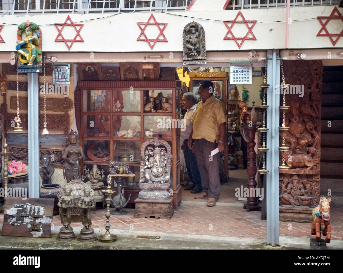 Petite boutique pour les touristes la vente d'antiquités et reproductions d'artefacts hindou juif en ville Kochi Cochin Kerala Inde du Sud Banque D'Images