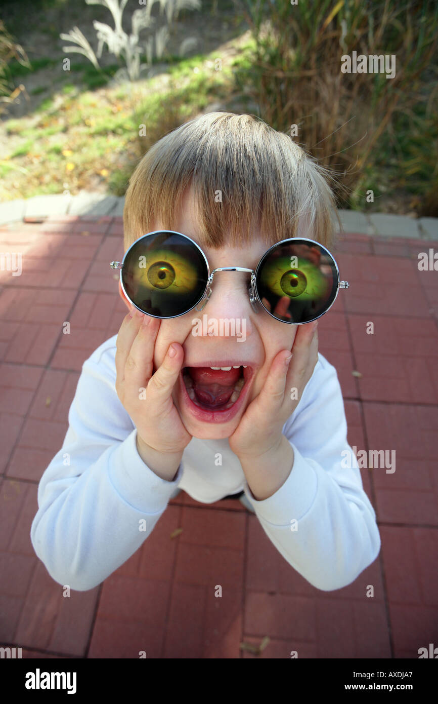 Stock photo d'un enfant portant des lunettes holographiques avec les yeux. L'humour drôle, ridicule et concepts surprise Banque D'Images