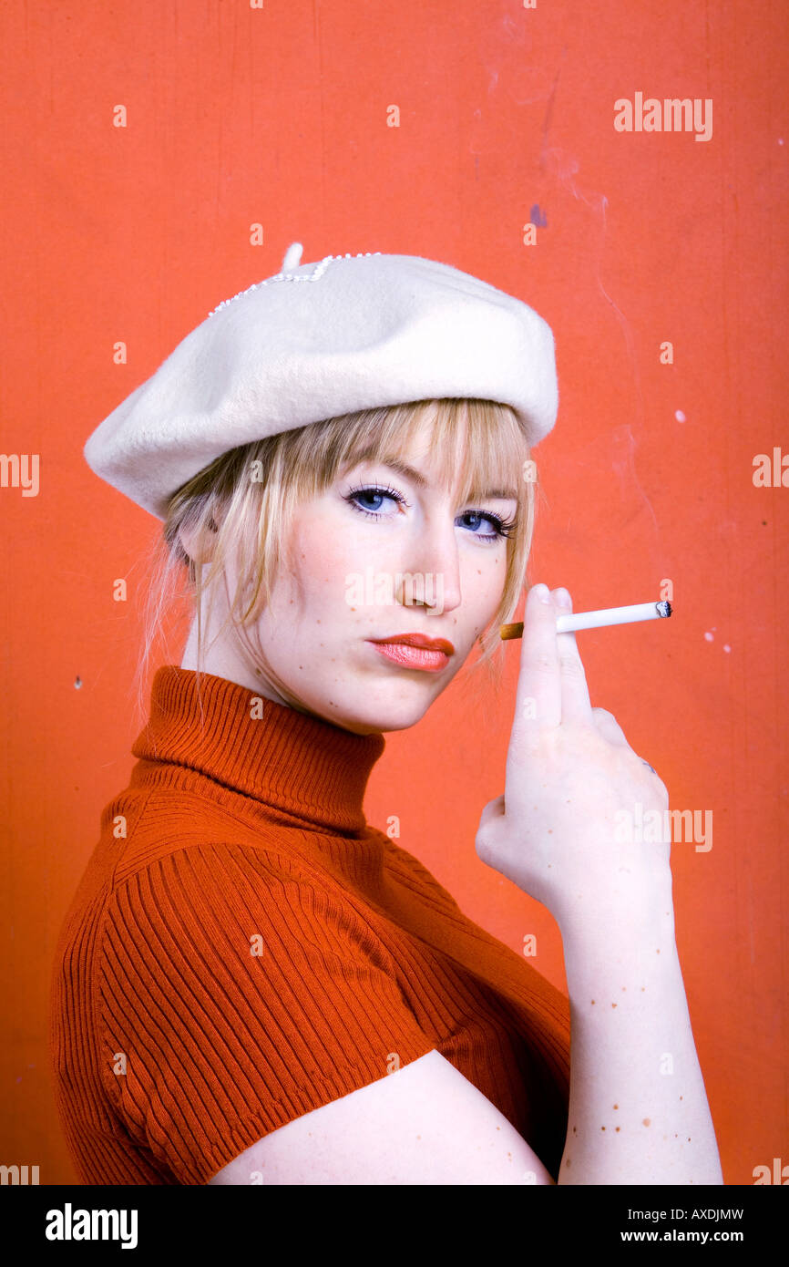 Jeune femme qui fume, portrait Banque D'Images
