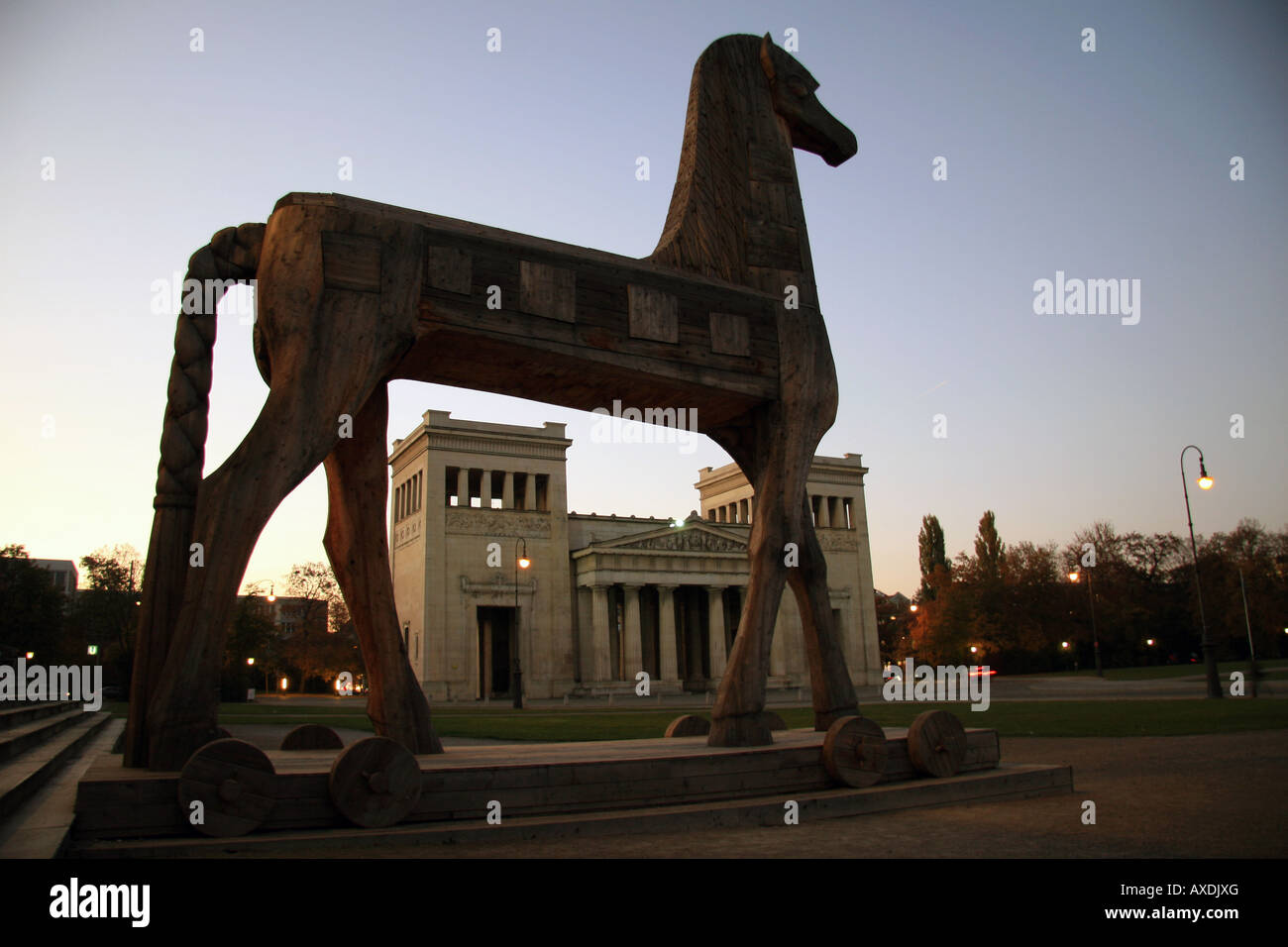 Un cheval de Troie en bois à l'extérieur du Musée, Antikensammlungen Königsplatz, Munich, Allemagne .ISO 100 Banque D'Images