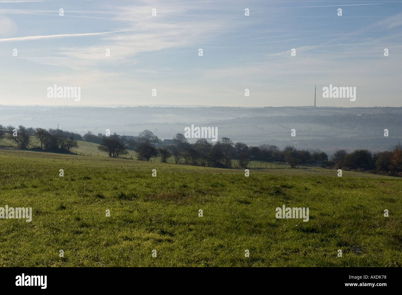 Emley Moor et mât, Yorkshire de l'ouest à travers la brume du matin Banque D'Images