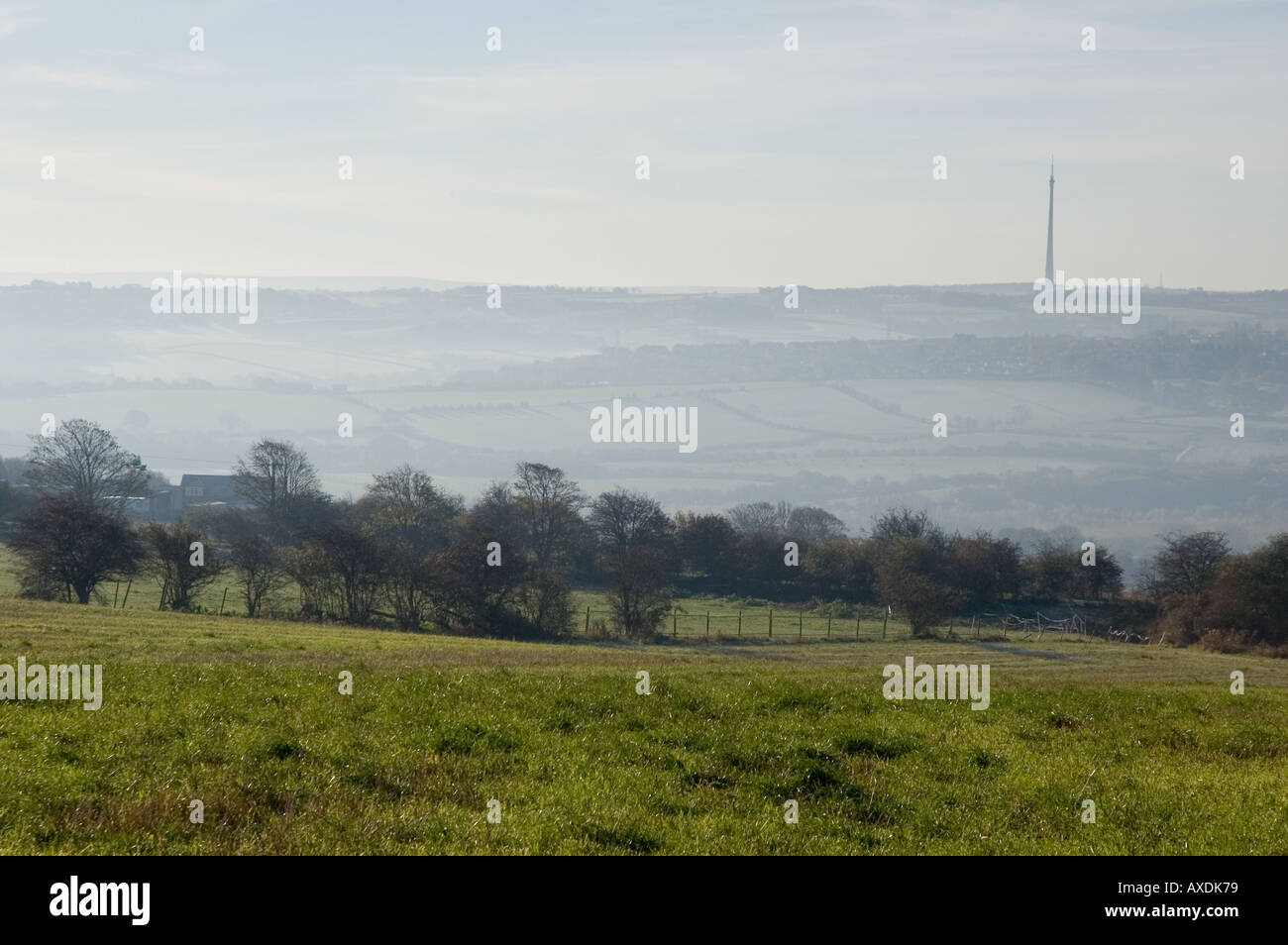 Emley Moor et mât, Yorkshire de l'ouest à travers la brume du matin Banque D'Images