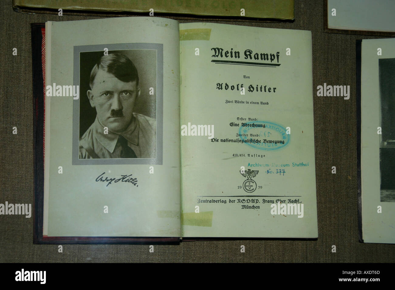 Livre Mein Kampf par Adolf Hitler exposé au camp de concentration de Stutthof Banque D'Images