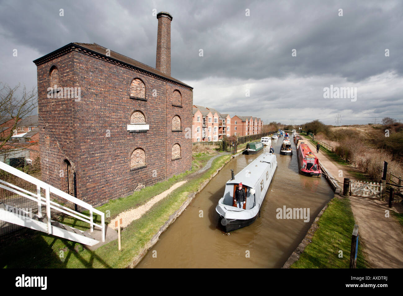 Grand classique à Hawkesbury Junction Coventry passant le derilict Causeway Inn Engine House Banque D'Images