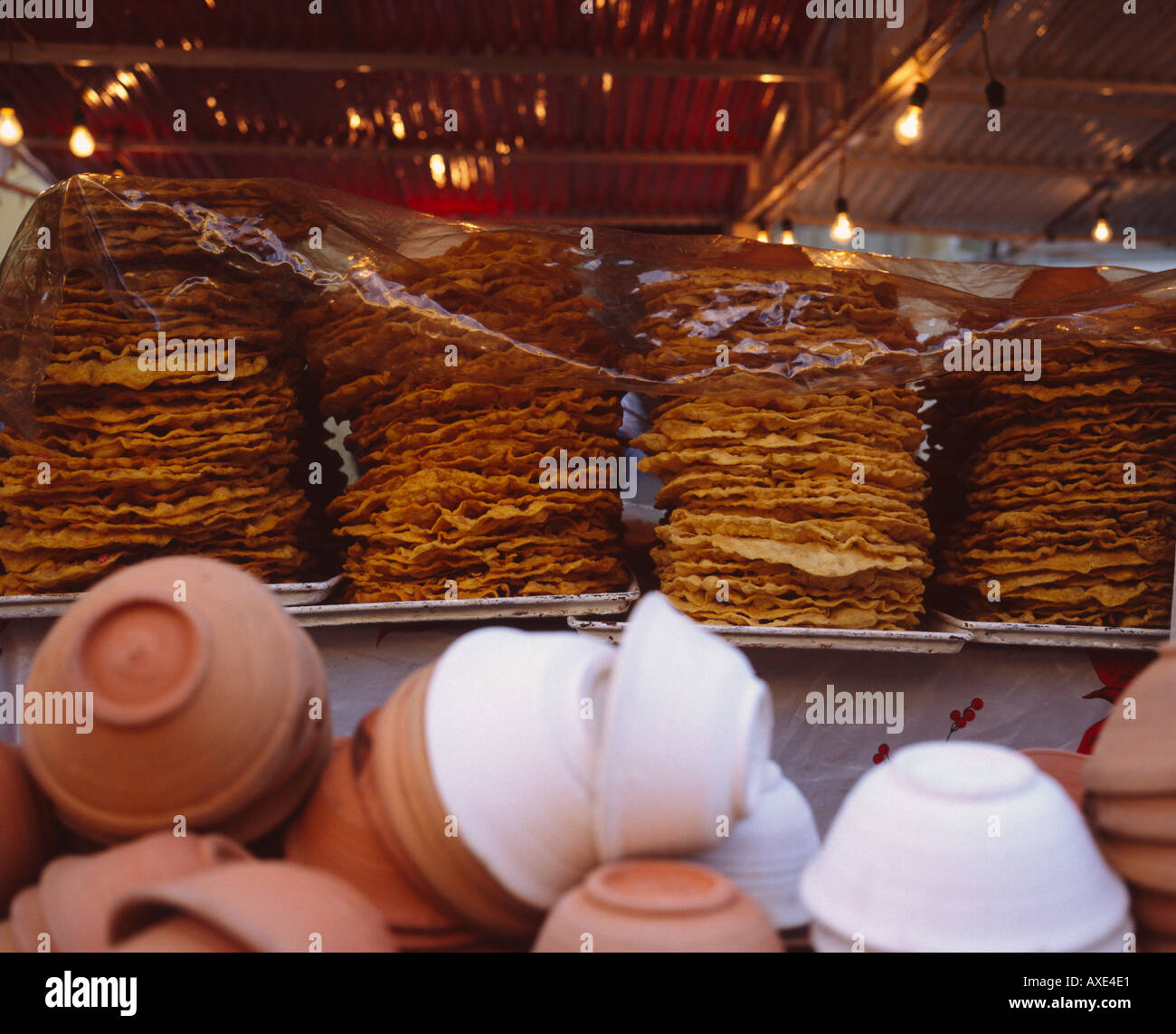Une pile de beignets sur un étal avec des plats à l'avant-plan, Noël dans le Zocalo d'Oaxaca, Mexique Banque D'Images