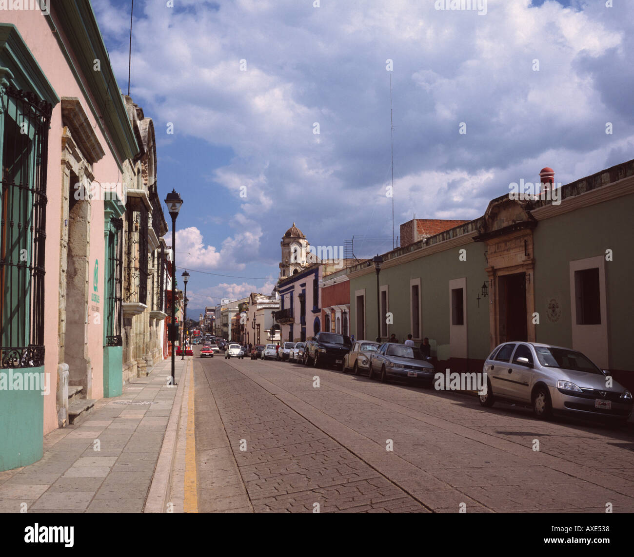 Les bâtiments coloniaux espagnols dans une rue de centre-ville historique de Oaxaca, Mexique Banque D'Images