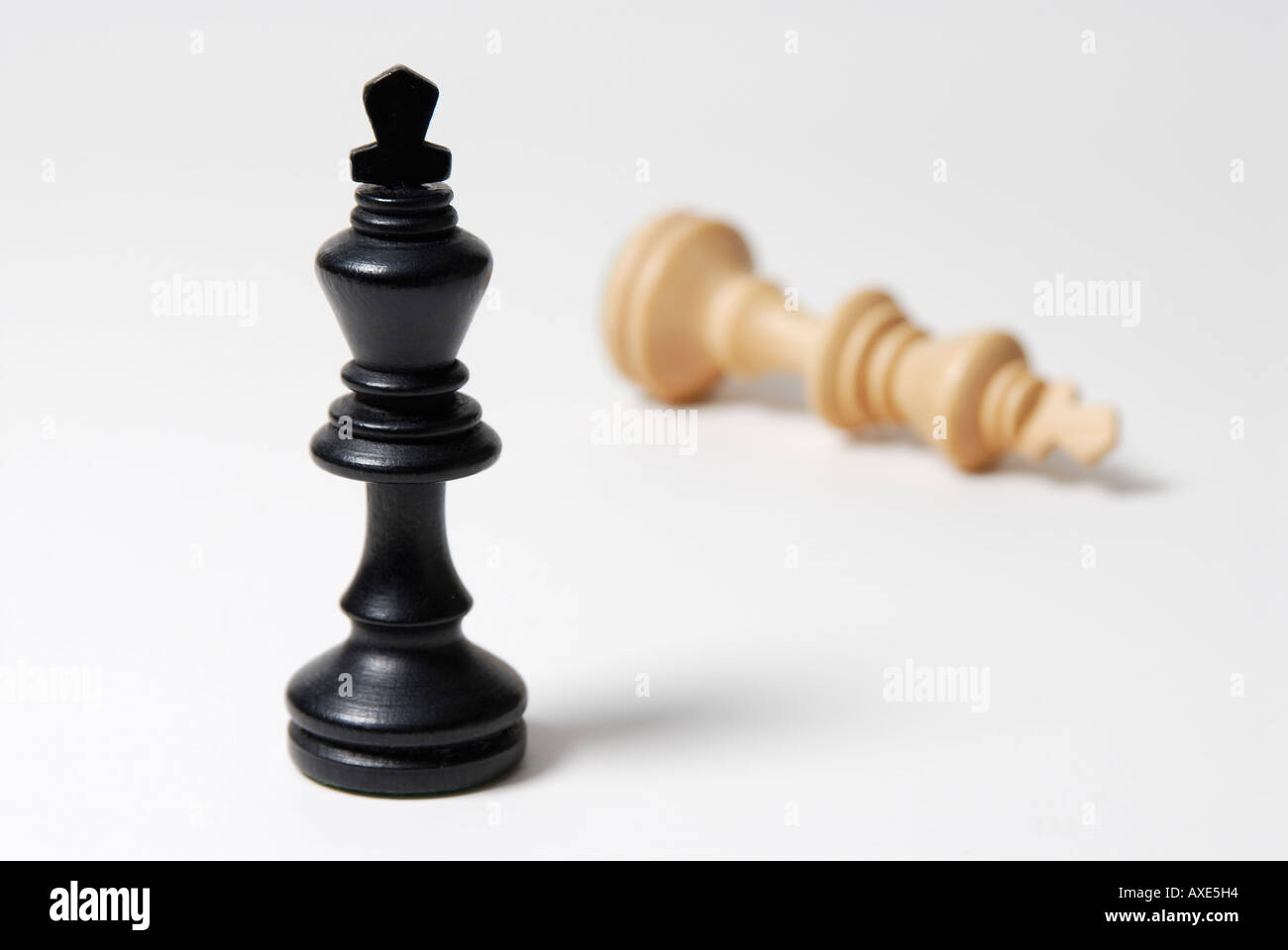 Les échecs, l'un roi noir se tient devant un roi blanc, symbole de victoire, défaite Banque D'Images