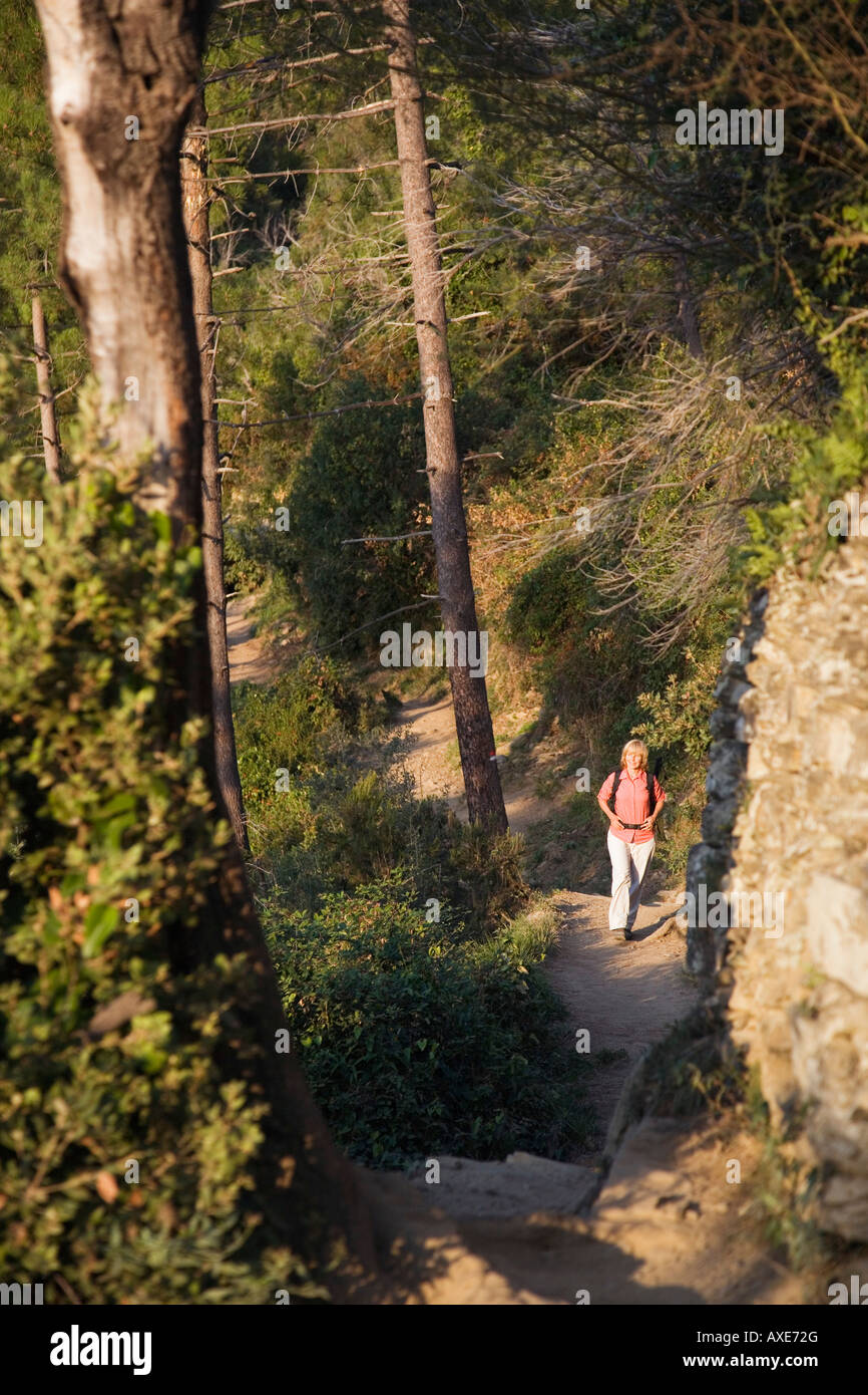 L'Italie, Ligurie, Monterosso al Mare, Woman hiking Banque D'Images